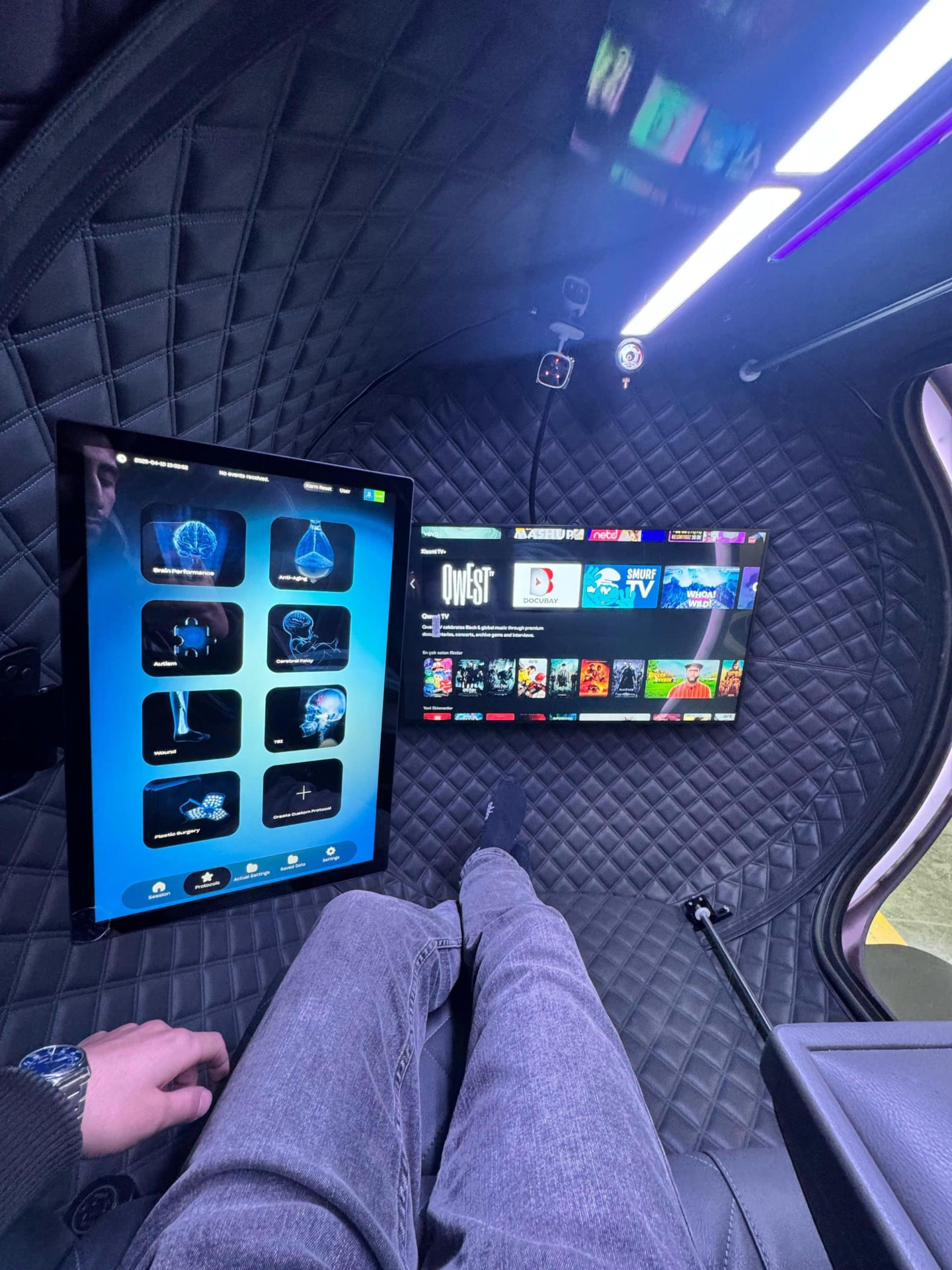 Interior de la cámara hiperbárica con pantalla de protocolos y entretenimiento